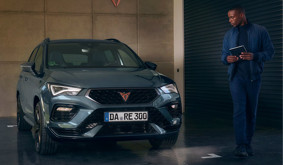 CUPRA Ateca schräg von vorne auf asphaltiertem Untergrund während Prüfung